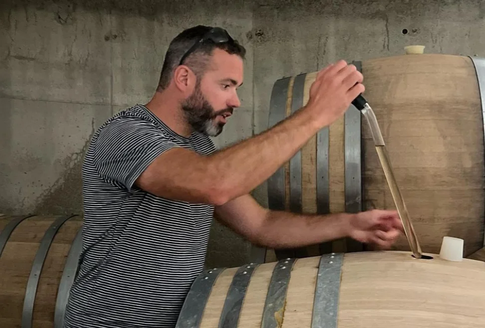 Antoine Gouffier bei der Arbeit im Weinkeller Domaine du Bouchot