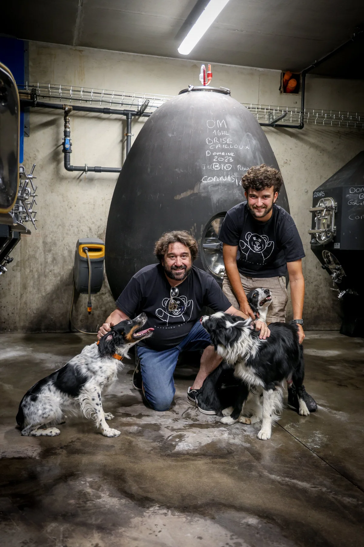 Matthieu Barret mit seinen Hunden im Weinberg