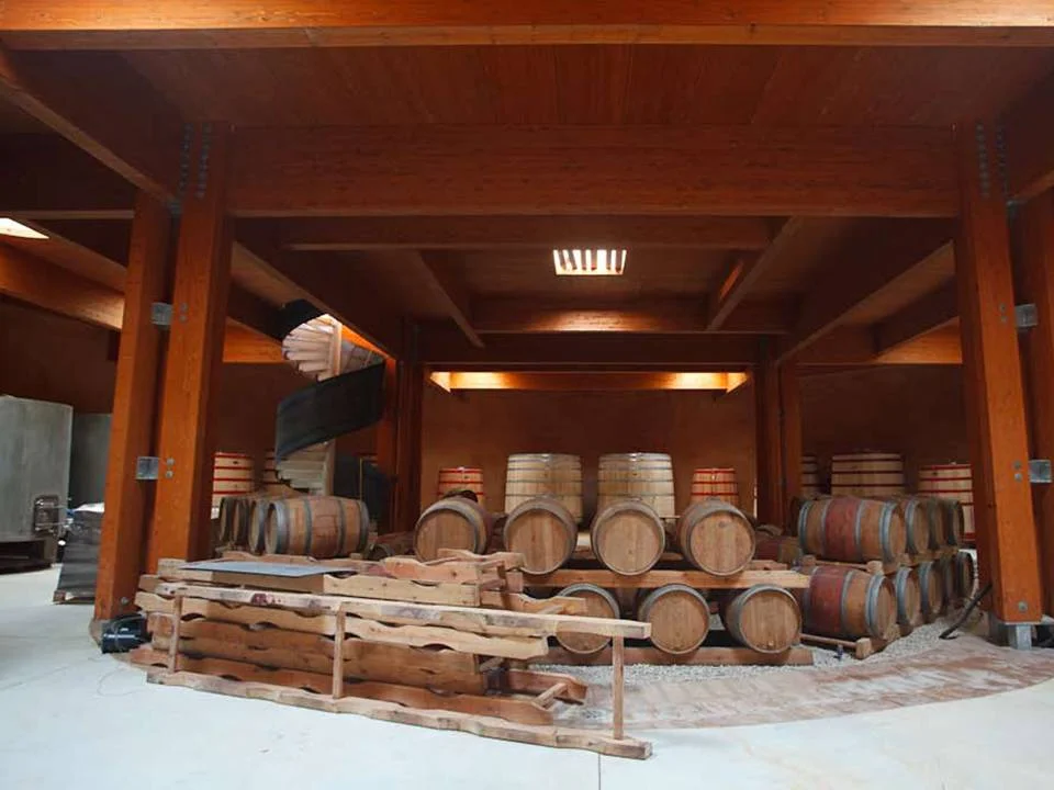Traditioneller Keller von Laderas de Montejurra mit französischen Barriques