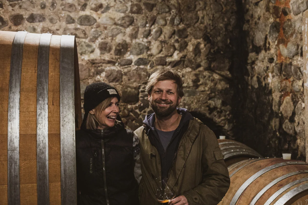 Marion und Martin Gojer im Weinkeller von Pranzegg