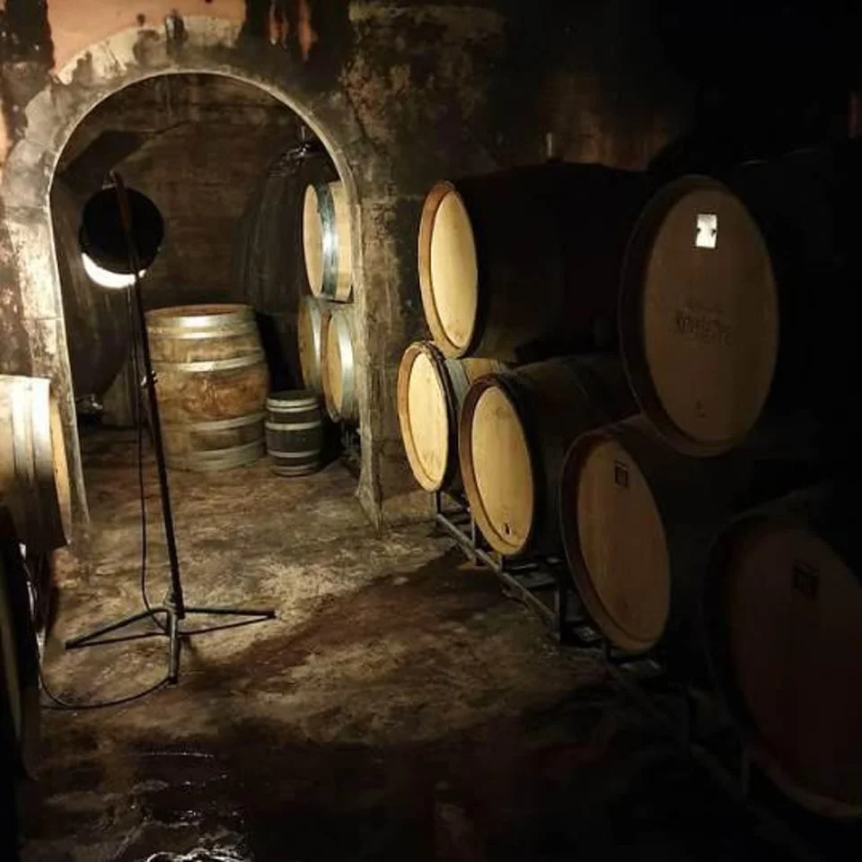 Der historische Gewölbekeller von Château Revelette
