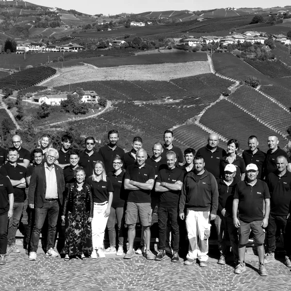 Das Team von Vietti vor den Weinbergen der Langhe