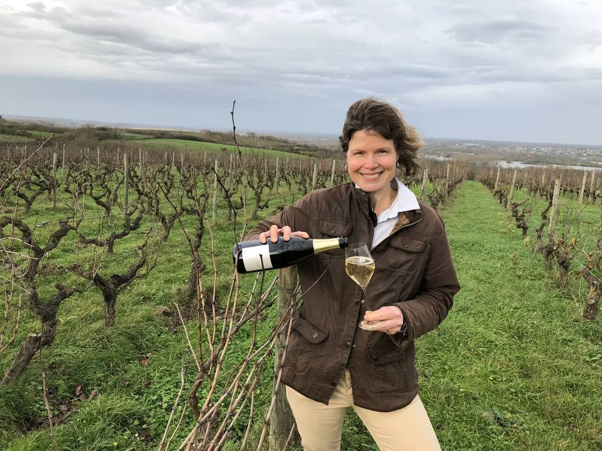 Liv Vincendeau schenkt Crémant auf der Corniche Angevine ein