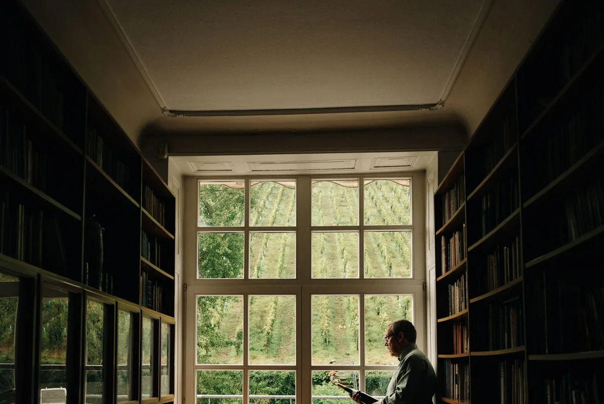 Historische Bibliothek des Karthäuserhofs mit Blick auf den Weinberg